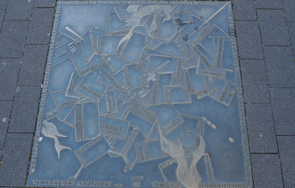 9	Jugendstilbad: Denkmal zur Bücherverbren-nung